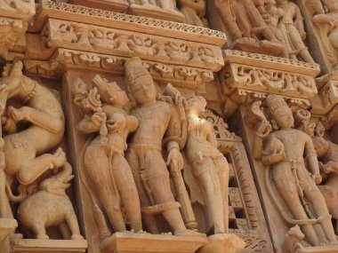 Vishvanatha Tapınağı 'ndaki Erotik İnsan Heykelleri, Khajuraho' nun batı tapınakları, Madhya Pradesh, Hindistan. 1050 civarında inşa edilen Khajuraho, UNESCO Dünya Mirası sitesi ve erotizm için turistik bir yer..