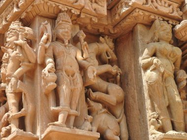 Vishvanatha Tapınağı 'ndaki Erotik İnsan Heykelleri, Khajuraho' nun batı tapınakları, Madhya Pradesh, Hindistan. 1050 civarında inşa edilen Khajuraho, UNESCO Dünya Mirası sitesi ve erotizm için turistik bir yer..