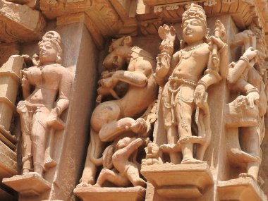 Vishvanatha Tapınağı 'ndaki Erotik İnsan Heykelleri, Khajuraho' nun batı tapınakları, Madhya Pradesh, Hindistan. 1050 civarında inşa edilen Khajuraho, UNESCO Dünya Mirası sitesi ve erotizm için turistik bir yer..