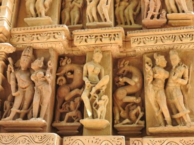 Vishvanatha Tapınağı 'ndaki Erotik İnsan Heykelleri, Khajuraho' nun batı tapınakları, Madhya Pradesh, Hindistan. 1050 civarında inşa edilen Khajuraho, UNESCO Dünya Mirası sitesi ve erotizm için turistik bir yer..