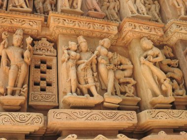 Vishvanatha Tapınağı 'ndaki Erotik İnsan Heykelleri, Khajuraho' nun batı tapınakları, Madhya Pradesh, Hindistan. 1050 civarında inşa edilen Khajuraho, UNESCO Dünya Mirası sitesi ve erotizm için turistik bir yer..