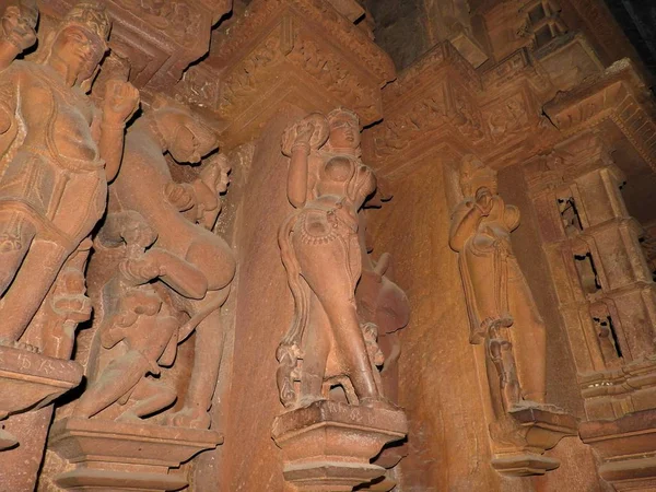 Wnętrze, na ścianach starożytnych świątyń Kamasutry w Indiach kajuraho. Światowe dziedzictwo UNESCO. Najsłynniejszy zabytek Indii. Świątynia miłości — Zdjęcie stockowe