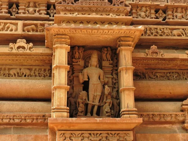 Erotiska skulpturer och kön poser av människan i kajuraho tempel, Madhya Pradesh, Indien. Byggt runt 1050, är det en UNESCO världsarvslista, en turistort. Begreppet texturer och vykort. — Stockfoto