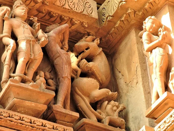 Erotikus szobrok és a szex jelent az ember kajuraho templomok, Madhya Pradesh, India. Köré épült 1050, ez az UNESCO Világörökség része, a turisztikai célpont. A textúrák és a képeslapok fogalma. — Stock Fotó