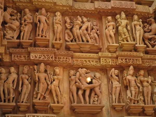 Erotikus szobrok és a szex jelent az ember kajuraho templomok, Madhya Pradesh, India. Köré épült 1050, ez az UNESCO Világörökség része, a turisztikai célpont. A textúrák és a képeslapok fogalma. — Stock Fotó
