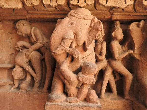 Freski są erotyczne wewnątrz świątyń zachodnich grupy, w tym Visvanatha-Khajuraho, Madhya Pradesh, Indie, dziedzictwa Unesco — Zdjęcie stockowe