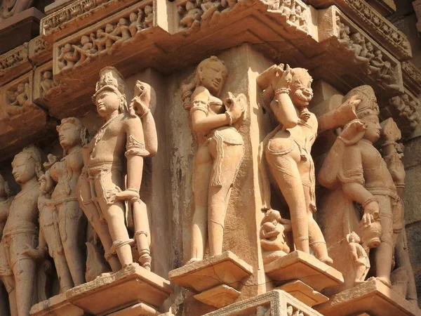 The frescoes are erotic inside the temples of the Western group including Visvanatha-Khajuraho, Madhya Pradesh, India, UNESCO heritage — Stock Photo, Image