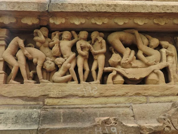 Freski są erotyczne wewnątrz świątyń zachodnich grupy, w tym Visvanatha-Khajuraho, Madhya Pradesh, Indie, dziedzictwa Unesco — Zdjęcie stockowe