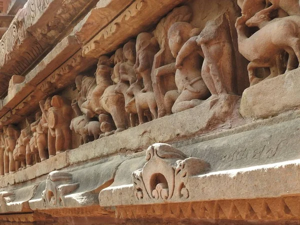 フレスコ画は、Visvanatha カジュラホ、マディヤ ・ プラデーシュ州、インド、遺産を含む西部グループの寺院内部官能的です — ストック写真