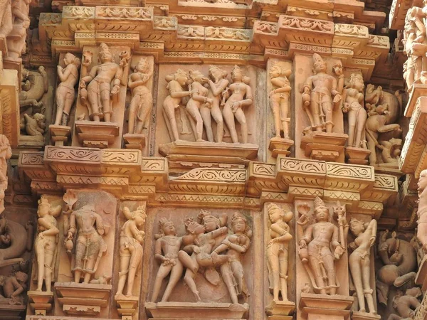 Фрески є еротичні всередині храми західні групи, включаючи Вішванатх-Каджурахо, Мадх'я-Прадеш, Індія, спадщини ЮНЕСКО — стокове фото