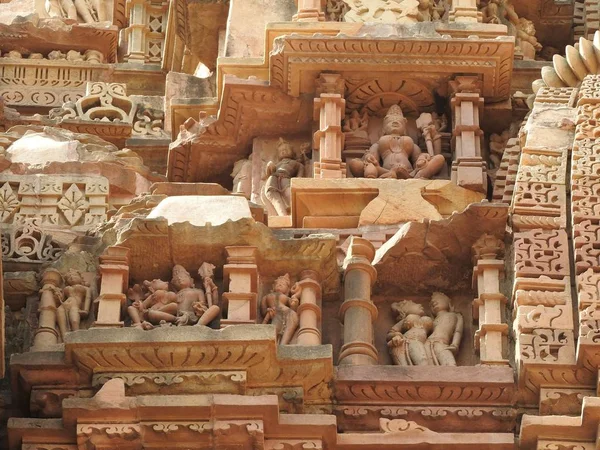 Freskerna är erotiska inuti templen i västra gruppen inklusive Visvanatha-Khajuraho, Madhya Pradesh, Indien, Unesco heritage — Stockfoto