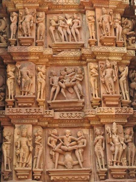 Freski są erotyczne wewnątrz świątyń zachodnich grupy, w tym Visvanatha-Khajuraho, Madhya Pradesh, Indie, dziedzictwa Unesco — Zdjęcie stockowe