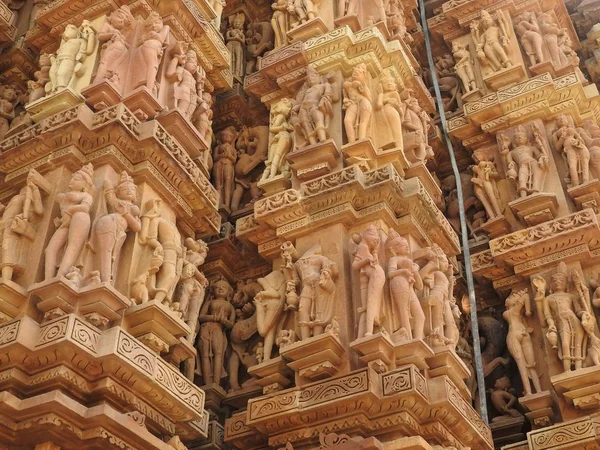 Fresky jsou erotické uvnitř chrámů západní skupiny, včetně Visvanatha-Khajuraho, Madhya Pradesh, Indie, dědictví Unesco — Stock fotografie