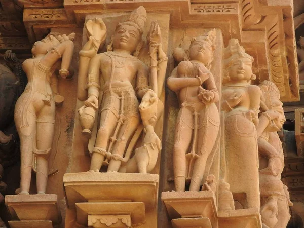 Freski są erotyczne wewnątrz świątyń zachodnich grupy, w tym Visvanatha-Khajuraho, Madhya Pradesh, Indie, dziedzictwa Unesco — Zdjęcie stockowe