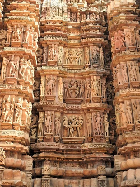 Фрески эротические внутри храмов Западной группы, включая Висванатха-Кхаджурахо, Мадхья-Прадеш, Индия, наследие ЮНЕСКО — стоковое фото