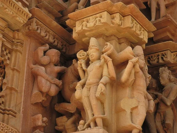 Freski są erotyczne wewnątrz świątyń zachodnich grupy, w tym Visvanatha-Khajuraho, Madhya Pradesh, Indie, dziedzictwa Unesco — Zdjęcie stockowe