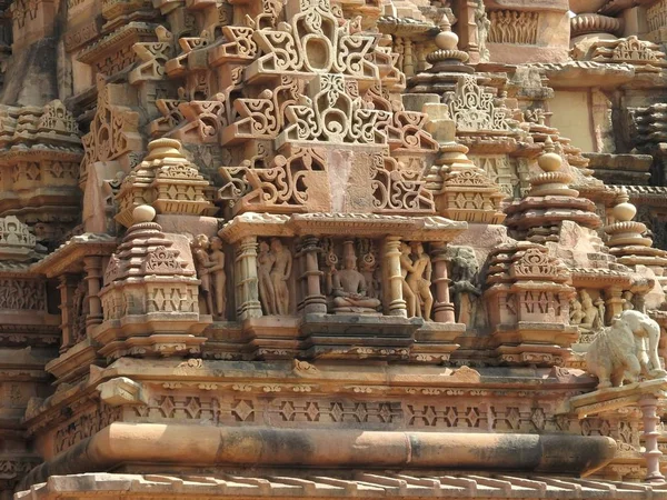 Erotické lidské sochy v chrámu Vishvanatha, západní chrámy Khajuraho, Madhya Pradesh, Indie. Postavený kolem 1050, Khajuraho je UNESCO světového dědictví a je turistickou destinací pro erotiku. — Stock fotografie