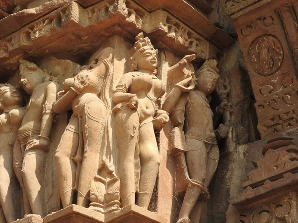 Erotyczne rzeźby ludzkie w świątyni Vishvanatha, zachodnie świątynie Khajuraho, Madhya Pradesh, Indie. Zbudowany około 1050 roku, Khajuraho jest wpisany na Listę Światowego Dziedzictwa UNESCO i jest turystycznym miejscem dla erotyki. — Zdjęcie stockowe