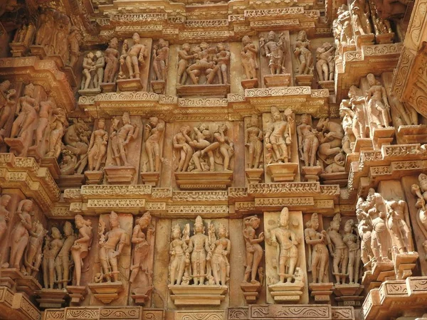 Erotické lidské sochy v chrámu Vishvanatha, západní chrámy Khajuraho, Madhya Pradesh, Indie. Postavený kolem 1050, Khajuraho je UNESCO světového dědictví a je turistickou destinací pro erotiku. — Stock fotografie