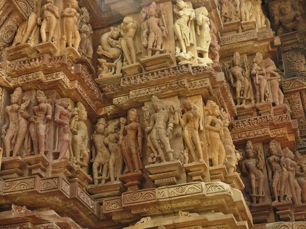 Erotyczne rzeźby ludzkie w świątyni Vishvanatha, zachodnie świątynie Khajuraho, Madhya Pradesh, Indie. Zbudowany około 1050 roku, Khajuraho jest wpisany na Listę Światowego Dziedzictwa UNESCO i jest turystycznym miejscem dla erotyki. — Zdjęcie stockowe