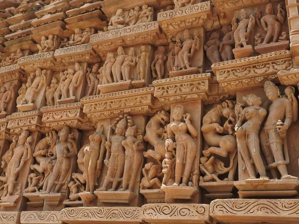 Erotické lidské sochy v chrámu Vishvanatha, západní chrámy Khajuraho, Madhya Pradesh, Indie. Postavený kolem 1050, Khajuraho je UNESCO světového dědictví a je turistickou destinací pro erotiku. — Stock fotografie