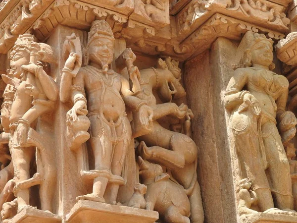 Erotické lidské sochy v chrámu Vishvanatha, západní chrámy Khajuraho, Madhya Pradesh, Indie. Postavený kolem 1050, Khajuraho je UNESCO světového dědictví a je turistickou destinací pro erotiku. — Stock fotografie