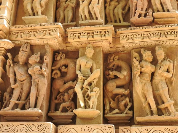 Erotyczne rzeźby ludzkie w świątyni Vishvanatha, zachodnie świątynie Khajuraho, Madhya Pradesh, Indie. Zbudowany około 1050 roku, Khajuraho jest wpisany na Listę Światowego Dziedzictwa UNESCO i jest turystycznym miejscem dla erotyki. — Zdjęcie stockowe