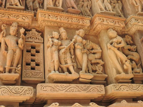 Erotické lidské sochy v chrámu Vishvanatha, západní chrámy Khajuraho, Madhya Pradesh, Indie. Postavený kolem 1050, Khajuraho je UNESCO světového dědictví a je turistickou destinací pro erotiku. — Stock fotografie