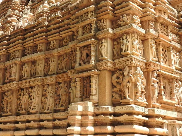 Erotische menschliche Skulpturen im Vishvanatha Tempel, westliche Tempel von Khajuraho, Madhya Pradesh, Indien. Khajuraho wurde um 1050 erbaut und ist UNESCO-Weltkulturerbe und Touristenziel für Erotik. — Stockfoto