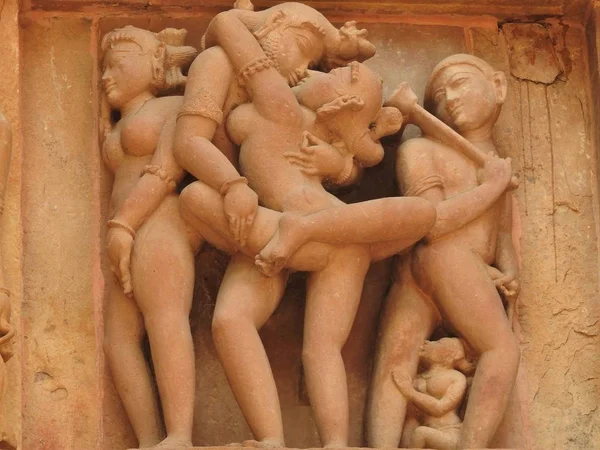 Esculturas eróticas y poses sexuales del hombre en templos kajuraho, Madhya Pradesh, India. Construido alrededor de 1050, es Patrimonio de la Humanidad por la UNESCO, un destino turístico. El concepto de texturas y postales . Fotos de stock