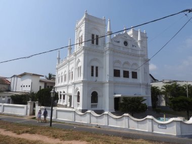 Sri Lanka 'nın Galle kasabasındaki şehir saat kulesi. Galle - Güney eyaletinin başkenti ve popüler bir turizm merkezi olan Sri Lanka 'nın güneyindeki en büyük şehir ve liman.