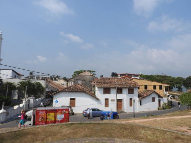 Sri Lanka 'nın Galle kasabasındaki şehir saat kulesi. Galle - Güney eyaletinin başkenti ve popüler bir turizm merkezi olan Sri Lanka 'nın güneyindeki en büyük şehir ve liman.