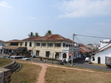 Sri Lanka 'nın Galle kasabasındaki şehir saat kulesi. Galle - Güney eyaletinin başkenti ve popüler bir turizm merkezi olan Sri Lanka 'nın güneyindeki en büyük şehir ve liman.