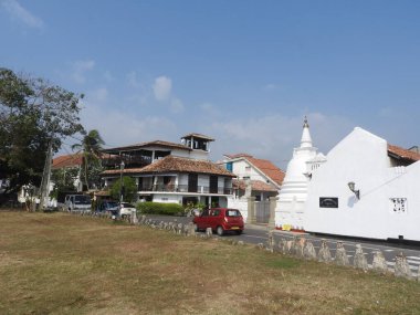 Sri Lanka 'nın Galle kasabasındaki şehir saat kulesi. Galle - Güney eyaletinin başkenti ve popüler bir turizm merkezi olan Sri Lanka 'nın güneyindeki en büyük şehir ve liman.