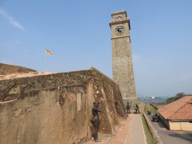 Sri Lanka 'nın Galle kasabasındaki şehir saat kulesi. Galle - Güney eyaletinin başkenti ve popüler bir turizm merkezi olan Sri Lanka 'nın güneyindeki en büyük şehir ve liman.