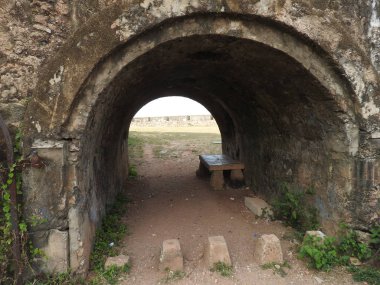 Sri Lanka 'nın Galle kasabasındaki şehir saat kulesi. Galle - Güney eyaletinin başkenti ve popüler bir turizm merkezi olan Sri Lanka 'nın güneyindeki en büyük şehir ve liman.