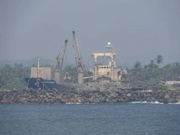 Barco que entra en el puerto de Galle en Sri Lanka — Foto de Stock