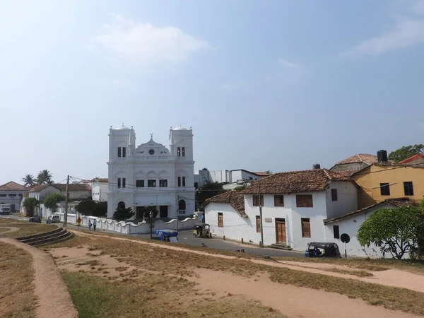 Torre del reloj de la ciudad en la ciudad de Galle en Sri Lanka. Galle - la ciudad más grande y el puerto en el sur de Sri Lanka, la capital de la provincia del sur y un destino turístico popular — Foto de Stock