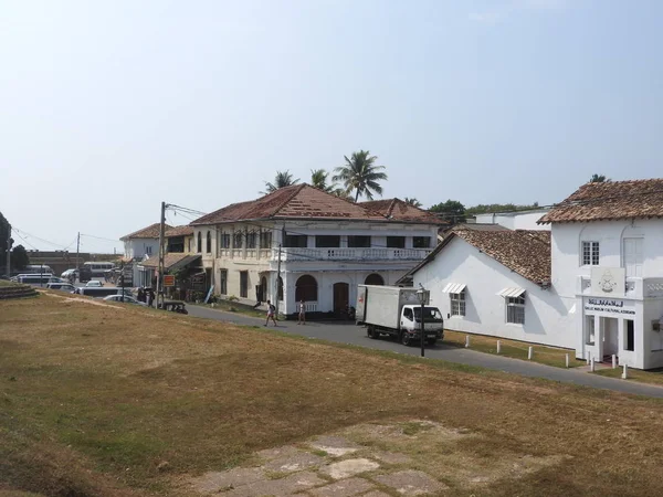 Stadsklokkentoren in de stad Galle in Sri Lanka. Galle - de grootste stad en haven in het zuiden van Sri Lanka, de hoofdstad van de zuidelijke provincie en een populaire toeristische bestemming — Stockfoto