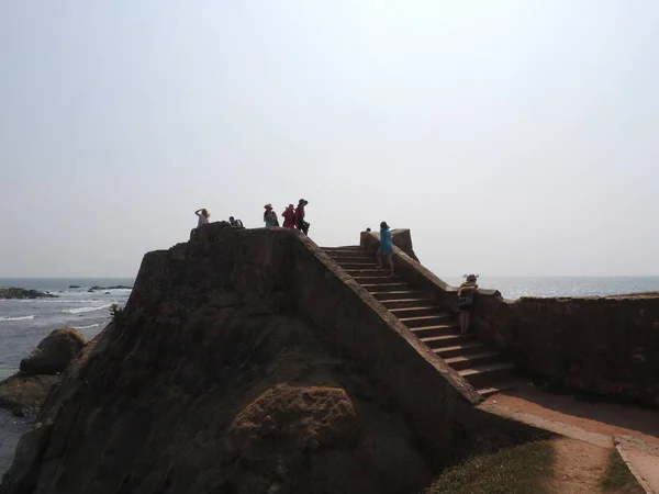 Tour de l'horloge de la ville de Galle au Sri Lanka. Galle - la plus grande ville et le plus grand port du sud du Sri Lanka, la capitale de la province du sud et une destination touristique populaire — Photo