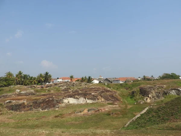 Stadsklokkentoren in de stad Galle in Sri Lanka. Galle - de grootste stad en haven in het zuiden van Sri Lanka, de hoofdstad van de zuidelijke provincie en een populaire toeristische bestemming — Stockfoto