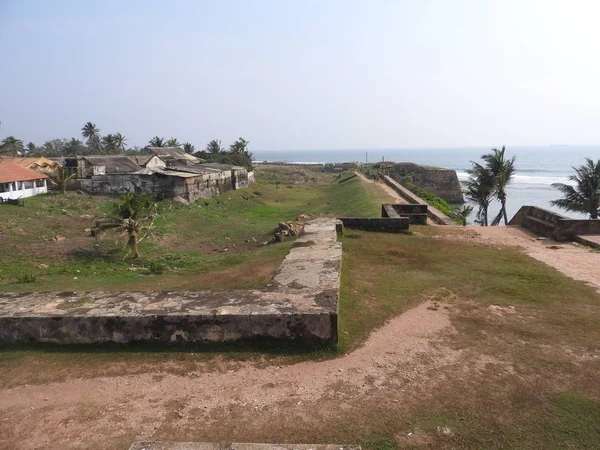 Sri Lanka 'nın Galle kasabasındaki şehir saat kulesi. Galle - Güney eyaletinin başkenti ve popüler bir turizm merkezi olan Sri Lanka 'nın güneyindeki en büyük şehir ve liman.
