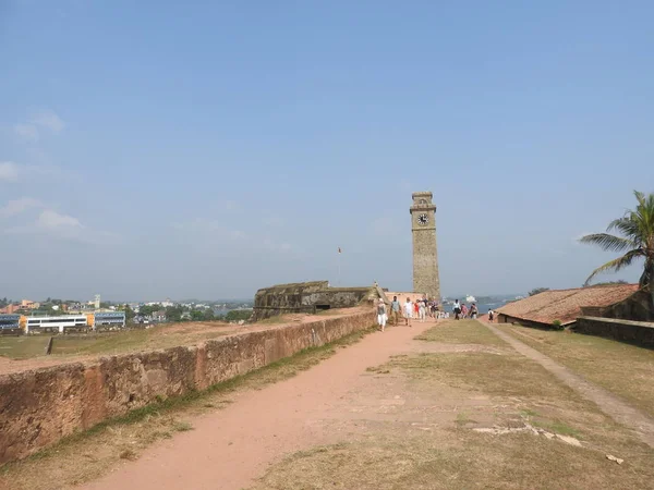 Sri Lanka 'nın Galle kasabasındaki şehir saat kulesi. Galle - Güney eyaletinin başkenti ve popüler bir turizm merkezi olan Sri Lanka 'nın güneyindeki en büyük şehir ve liman.