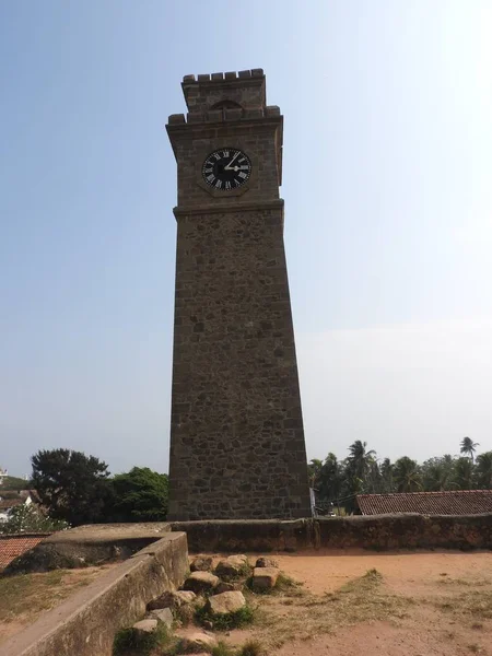 City clock tower in the town of Galle in Sri Lanka. Galle - the largest city and port in the south of Sri Lanka, the capital of the southern province and a popular tourist destination — Stock Photo, Image