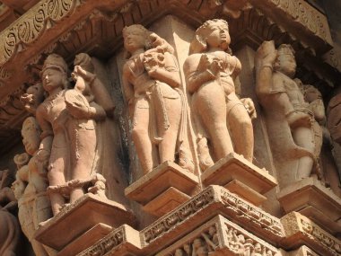 Fresk Visvanatha-Khajuraho, Madhya Pradesh, Hindistan, Unesco mirası da dahil olmak üzere Batı grubu tapınak içinde erotik.