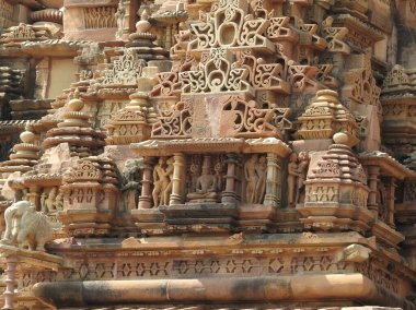 Vishvanatha Tapınağı 'ndaki Erotik İnsan Heykelleri, Khajuraho' nun batı tapınakları, Madhya Pradesh, Hindistan. 1050 civarında inşa edilen Khajuraho, UNESCO Dünya Mirası sitesi ve erotizm için turistik bir yer.