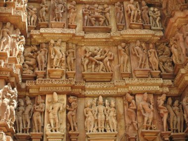 Vishvanatha Tapınağı 'ndaki Erotik İnsan Heykelleri, Khajuraho' nun batı tapınakları, Madhya Pradesh, Hindistan. 1050 civarında inşa edilen Khajuraho, UNESCO Dünya Mirası sitesi ve erotizm için turistik bir yer.
