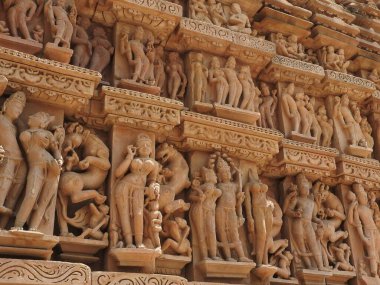 Vishvanatha Tapınağı 'ndaki Erotik İnsan Heykelleri, Khajuraho' nun batı tapınakları, Madhya Pradesh, Hindistan. 1050 civarında inşa edilen Khajuraho, UNESCO Dünya Mirası sitesi ve erotizm için turistik bir yer.