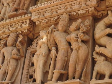 Vishvanatha Tapınağı 'ndaki Erotik İnsan Heykelleri, Khajuraho' nun batı tapınakları, Madhya Pradesh, Hindistan. 1050 civarında inşa edilen Khajuraho, UNESCO Dünya Mirası sitesi ve erotizm için turistik bir yer.