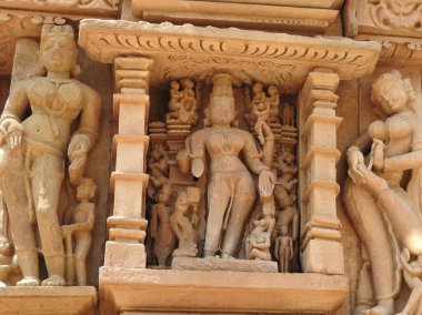 Vishvanatha Tapınağı 'ndaki Erotik İnsan Heykelleri, Khajuraho' nun batı tapınakları, Madhya Pradesh, Hindistan. 1050 civarında inşa edilen Khajuraho, UNESCO Dünya Mirası sitesi ve erotizm için turistik bir yer.